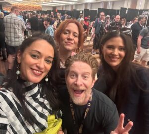 Sara Tomko Instagram - Day Three was astounding @dragoncon is THE BEST con I’ve ever attended.  Had an absolute blast meeting our fans face-to-face.  This show is a treasure but mostly because our fans are the gold.  Thank you to all who came out to say hello! What a great booster to get back to work for Szn 4! Let’s goooo🫶
•••
Pic #1: Family photo signed special for our last fan of the day who cosplayed D’Arcy😍
Pic #2: Booth buddies across the way with our new friend @sethgreen who is the sweetest
Pic #3: My sweet friends @itsjennglish @sliderhmss paying me a visit! So good to see you two💋💕
Pic #4: Shenanigans w/ @meredithgarretson @alantudyk @alicewetterlund 
Pic #5: More Shenanigans 
Pic #6: Chic Shenanigans 
Pic #7: My sweet bestie @meredithgarretson sending us home in style. Peace out everyone, until next time🙏🏽