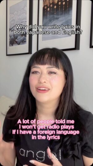 Sarah Bonito Instagram - My first proper Japanese interview! (Eng sub)
I’ve never opened up this much about my past, especially about my identity struggles being both British and Japanese   never before seen pics of me as a kid 
Link in bio 

日本語で初インタビュー！日本とイギリスの両方でハーフとして育った経験について話したり、アイデンティティに対する葛藤が、どのように音楽制作に影響を与えたかについても語ったよ！ありがとう @jj.jj.7 
リンクはプロフィールから
