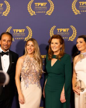 Sarah Ferguson Instagram - As ambassador to @tpw_foundation, it was a very proud moment to have presented The Perfect World Foundation Award to @elliegoulding. 

Ellie, you have shown outstanding dedication to the environment and the climate crisis on the ground, as a Global Goodwill Ambassador for the United Nations Environment Programme, through your participation in major environmental summits, including three COPs, and through your global platform. I am so proud to call you my adopted Goddaughter and so excited to see what the future has in store for you. #climateaction #tpwf #elliegoulding #oneplanet

Photo: @photo.lelle
