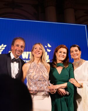 Sarah Ferguson Instagram - As ambassador to @tpw_foundation, it was a very proud moment to have presented The Perfect World Foundation Award to @elliegoulding. 

Ellie, you have shown outstanding dedication to the environment and the climate crisis on the ground, as a Global Goodwill Ambassador for the United Nations Environment Programme, through your participation in major environmental summits, including three COPs, and through your global platform. I am so proud to call you my adopted Goddaughter and so excited to see what the future has in store for you. #climateaction #tpwf #elliegoulding #oneplanet

Photo: @photo.lelle