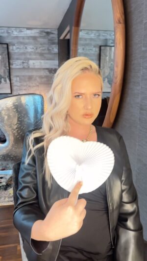 Sarah Knappik Instagram - What is life Without a Little Gossip 💚 

Hair & Makeup für das große Finale für die wunderschöne @sarahknappik 

#ichbineinstarholtmichhierraus #celebritymakeupartist #makeupartist #gossip #dschungelcamp