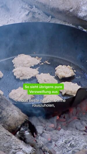Sarah Knappik Instagram - Das sind genauso wenig “Frikadellen” wie “Zoodles” Nudeln sind 🤔 Immerhin können sich die Camper am „musikalischen Gemüse“ kreativ ausleben 😂
 Was unsere Camper noch alles aus der Bohne zaubern seht ihr jeden Abend auf RTL  🔥
 #IBES #Showdown #Dschungellegenden #IBESSDDL #RTL #RTLPlus #Dschungelcamp #Bohnen #SarahKnappik 🐍