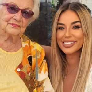Sarah Machet Instagram - 🕊 Ma grand-mère est partie 🕊

Elle nous a quittés et mon coeur s'est brisé.

Voici à quoi ont ressemblé mes derniers jours.

Entre moment complices, rires et pleurs.

La fin de la vidéo concerne lundi, le jour de son départ.

Je l'ai accompagnée jusqu'au bout et j'ai trouvé la force en moi de le faire, alors même que je m'en sentais incapable et détruite.

Aimez vos proches et profitez d'eux tant qu'ils sont en vie, après c'est trop tard.