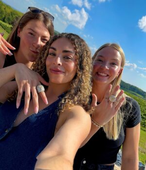 Sarah Nurse Instagram - this team’s something special ❤️💍 @hockeycanada