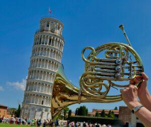 Sarah Willis Instagram - Pisa Horn! 🇮🇹 #SarahbandaOnTour #BellsUpPisa  #tremendocalor 🥵🔥📷 @haroldtrumpet 🙏
