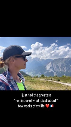 Sarah Wilson Instagram - “Think of yourself as dead.
You have lived your life.
Now take what’s left and live it properly.”
-  Marcus Aurelius
#wildwithsarahwilson 
#sarahwilsonhikes 
#m͜͡e͜͡l͜͡t͜͡m͜͡e͜͡d͜͡o͜͡w͜͡n͜͡ 
Hiked: Côté d’azur 🇫🇷 Ramatuelle 🇫🇷 Pays Basque 🇫🇷 Pyrénées Atlantique 🇫🇷 Verbier 🇨🇭@catpowerofficial @niko_mattei #acgrayling