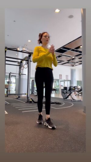 Sarimah Ibrahim Instagram - I love keeping agile and strong. ❤️🔥🤸🏻🏋🏻‍♀️🥰🫀 #stayfit #martialartist #sarimahibrahim #actor #kesihatanwanita #workouts #fitnessmalaysia #fitnessmotivation #45yearsandabove #mariworkout #jomsihat #jomsihatdancantik