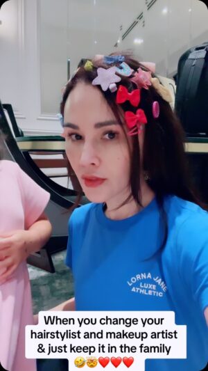 Sarimah Ibrahim Instagram - Just Keepin it in da fam. ❤️❤️❤️❤️😅😭🥹❤️ Thank you my little sayang....🌈 

That's it @epie_temerloh  @mizznurule  @hairbylala.8 dah ada orang caras job mu hehehe...

Ps- daddy's gone n decided he gonna be a backup dancer now. 😭🤣🤣 @jamienx200t 
#thenadzimuddins #tunkusofianajihah #sofiathefirst #alhamdulillah #family #preciousmoments
