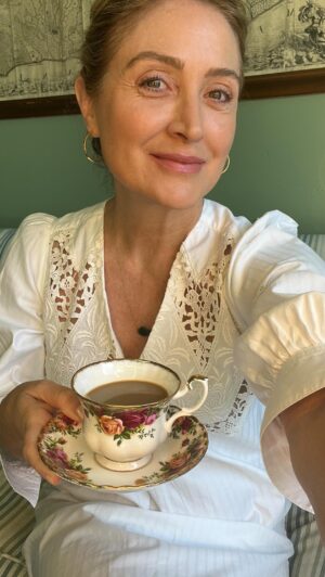 Sasha Alexander Instagram - #convosandcoffee w/ beauty entrepeneur @nyakio. We share our heartache over dropping our girls off to college and her personal stories behind her incredible brands @thirteenlune & @relevant.skin Listen in!!