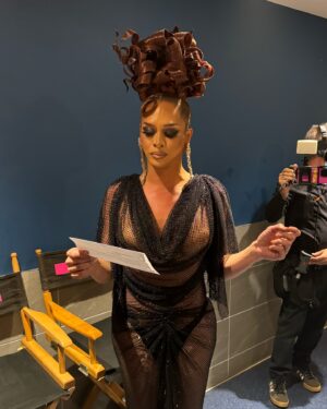 Sasha Colby Instagram - your favorite drag queens favorite @vmas !! @mtv 

such a joy to introduce my daughter for her first of many VMAs performances to come✨ @chappellroan 
I am so proud of you
you are truly an unstoppable force of nature!

wearing @csiriano 
mug @mugopus 
hair @shontellesparkles