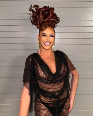 Sasha Colby Instagram - your favorite drag queens favorite @vmas !! @mtv 

such a joy to introduce my daughter for her first of many VMAs performances to come✨ @chappellroan 
I am so proud of you
you are truly an unstoppable force of nature!

wearing @csiriano 
mug @mugopus 
hair @shontellesparkles