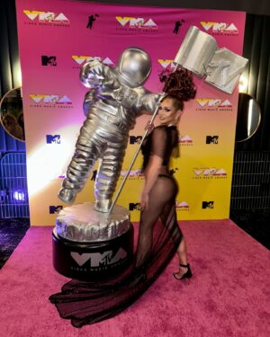 Sasha Colby Instagram - your favorite drag queens favorite @vmas !! @mtv 

such a joy to introduce my daughter for her first of many VMAs performances to come✨ @chappellroan 
I am so proud of you
you are truly an unstoppable force of nature!

wearing @csiriano 
mug @mugopus 
hair @shontellesparkles