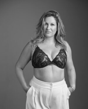 Saskia Thuot Instagram - Porter de la lingerie, il faut d’abord le faire pour soi-même. Pas pour les autres. On a toutes le droit de se sentir belle et sexy. Quand on réalise ça, on libère une force invisible en nous. Une force qui nous mène à nous accepter, à nous aimer, à briller plus fort ✨
 
@donatphoto
@craigmajor
@martinehairmakeup
@saskiathuot
@princesstyo
@emma_dunn_
@lingerieemma
 
📸
Dressing Floral | @lisecharmel_officiel
Feeling Myself | @aubadeparis
Into The Groove | @aubadeparis
Dressing Floral | @lisecharmel_officiel