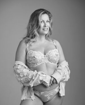 Saskia Thuot Instagram - Porter de la lingerie, il faut d’abord le faire pour soi-même. Pas pour les autres. On a toutes le droit de se sentir belle et sexy. Quand on réalise ça, on libère une force invisible en nous. Une force qui nous mène à nous accepter, à nous aimer, à briller plus fort ✨
 
@donatphoto
@craigmajor
@martinehairmakeup
@saskiathuot
@princesstyo
@emma_dunn_
@lingerieemma
 
📸
Dressing Floral | @lisecharmel_officiel
Feeling Myself | @aubadeparis
Into The Groove | @aubadeparis
Dressing Floral | @lisecharmel_officiel