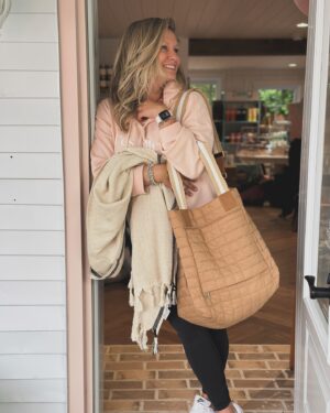 Saskia Thuot Instagram - Prête pour un mega beau we à la boutique. Être ici me fait beaucoup de bien. J’aime vous accueillir et jaser. J’y serai les 3 prochains jours avec ma « partner » Stéfanie ☺️👯

Venez découvrir nos nouveautés. Heuuuuuu allo, le plus beau sac weekender🫶🏻 

@maviemamaison_boutique 
617 rue Shefford
Bromont 

@labellepetiteplace @balmy_towels #maviemamaisonboutique @tourismebromont

Merci @claudiamartin10 pour la photo 😉