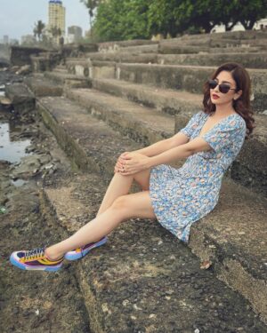 Saumya Tandon Instagram - Morning in bandstand. 
And I had a lovely breakfast by the sea and look who I meet, the beautiful family , old friend @vipulroy and the loveliest angel baby Iris and lovely mamma Melis. 
Totally an early morning person, what are you ? 
Mornings ? Or night ?

#saumyatandon #morningbythesea #breakfast