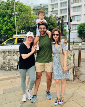 Saumya Tandon Instagram - Morning in bandstand. 
And I had a lovely breakfast by the sea and look who I meet, the beautiful family , old friend @vipulroy and the loveliest angel baby Iris and lovely mamma Melis. 
Totally an early morning person, what are you ? 
Mornings ? Or night ?

#saumyatandon #morningbythesea #breakfast