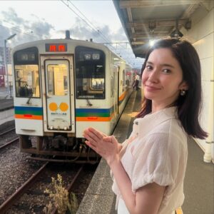 Saya Ichikawa Instagram - 麺鉄、新作！熊本と鹿児島で麺を食べまくりました。三角線、肥薩おれんじ鉄道、鹿児島本線、指宿枕崎線、にて
お時間許す方是非。
⁡
@jwavetimeandtide のゲストはuka代表取締役CEO 渡邉弘幸さん、NHKfm かけクラのテーマは夜xクラシック！
月曜日は稲垣吾郎さんのTokyoFM THE TRADにも出演します。
三連休でお暇な方。ぜひ。
⁡
BS TBS「麺鉄 ～メン食い鉄道　絶景の旅～」
真夏の九州へん
9/14 19:00〜20:54
⁡
J-WAVE 「Orient Star TIME AND TIDE」
毎週土曜　２１時〜
@jwavetimeandtide 
聴き逃しはPodcast版やRadikoにて
⁡
NHKfm 「x（かける）クラシック」
毎週日曜　１４：００〜１５：５０
毎週金曜　7:25〜
聴き逃しは らじるらじるにて
⁡
⁡
#麺鉄 の衣装は
#インナートップス @room306contemporary
#ボトムス @manon_official 
@susu_press
#ピアス @northworksfolk @utspr
#バッグ @rohseoul_jp @upspr
#シューズ @shaka_footwear
⁡
先日放送された NHKニュースーンの衣装は
#シャツ @rumblered_official @susu_press
#レーススカート @81branca @upspr
#ピアス @northworksfolk @utspr
#リング @somnium_22 @susu_press
⁡
でした！