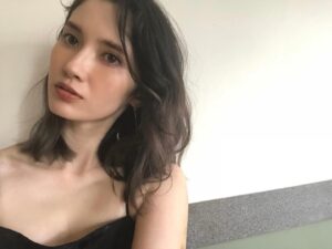Saya Ichikawa Instagram - 大阪の渋いビル
椅子と壁が好み