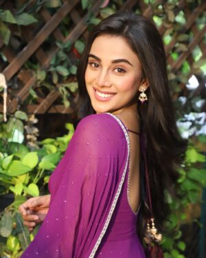 Sayali Salunkhe Instagram - ज़रूरी था तस्वीर लेना भी क्योंकि आईना कभी बीता हुआ वक़्त नहीं बताता✨