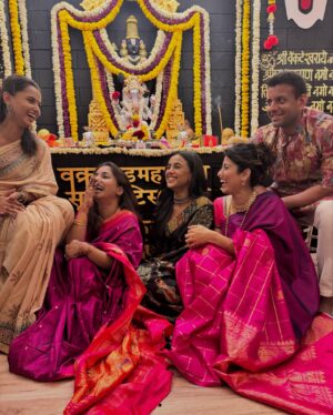 Sayali Salunkhe Instagram - वक्रतुंडमहाकाय सूर्यकोटीसमप्रभ।
निर्विघ्णमकुरुमेदेव सर्वकार्येशुसर्वदा ।