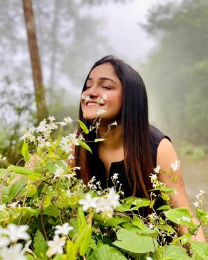 Sayantani Guhathakurta Instagram - Love is the flower you've got to let grow...
Swipe left ◀️

#kasauli #himachal #day2 #flowervally #flowerlover 
#travelgram #muchawaitedholiday #prepujaholidays #travelstory  #solotraveller  #travelphotography #traveladdict