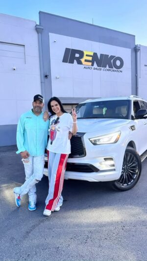 Scarlet Ortiz Instagram - Graciasssss @irenko27 🙌🏻☺️ me llevo mi camioneta soñada 😍 Que maravilla contar con Rafael y su equipo de profesionales que te ayudan a cumplir tu sueño 😁 el lugar perfecto para encontrar el carro que quieras y si no está ahí 👉🏻 te lo consiguen!!! Te agilizan el papeleo sin estrés y hacen lo posible para que te vayas feliz con tu carro y con los pagos 👏🏻 Gracias @irenko27 yo me fui más que felizzzzz! 
#irenko #dealerdeautos #doral #miami
