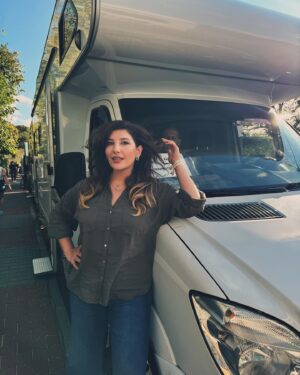 Şebnem Bozoklu Instagram - Ben, karavan, karavancı ağabeyim ve setin ikinci günü 🌹 Fotoğraflar : @sinemcaglacelik