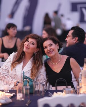 Şebnem Bozoklu Instagram - Şakır şakır yağan yağmura inat nasıl güldük, nasıl performanslar dinledik…veee  hemen sarıldık birbirimize. Bir şahane #yenibirfest daha. @hepyenikal_tr  #hepyenikal #davet 💙