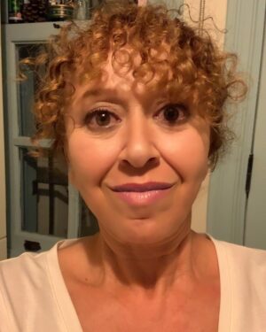 Şebnem Sönmez Instagram - Bu geceye not bırakmak istiyorum. 
Gece bana kulak verir mi?
Verir :)
Mutluyum ben, teşekkür ederim. 
Kalbimin sesini dinleyebilen olmakla mümkün olana gülümseyebilmekten ötürü.
Güzeller güzeli @efsunpiril bana hatırlattı:
Kendimizi kutlamak masumiyet karinesiymiş. 
Efsun kız, var ol sen 🙏
Tamam o zaman!
Kendimi kutluyorum güzel gece. 
Sevebilenim. 
Sevilebilen.
Bu geceye notum budur. 
Bu kutlu gece bana not bırakmak isterse tam şu andan itibaren dinlemedeyim. 
İlk duyduğum:
"Ah sevgili/Ne amansız hattatsın/Dumanından tütüyor son yaktığın dövme"
..........................
"Yaratmayan insan yok etmek ister." Erich From

🤍