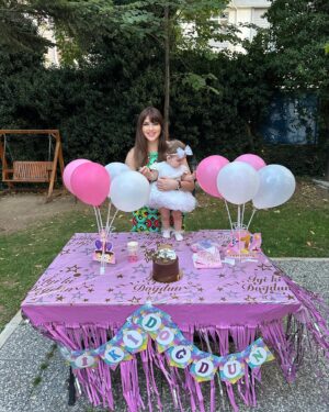 Seda Tosun Instagram - Canım kızım Lidya 1 yaşında! İyi ki doğdun pamuk prensesim. Seni çok seviyorum meleğim. Allah uzun ömürler versin, nazardan,kazadan,beladan saklasın seni amin 🧿🩷🎂👶🍼👼