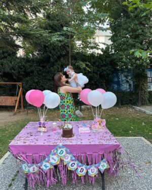 Seda Tosun Instagram - Canım kızım Lidya 1 yaşında! İyi ki doğdun pamuk prensesim. Seni çok seviyorum meleğim. Allah uzun ömürler versin, nazardan,kazadan,beladan saklasın seni amin 🧿🩷🎂👶🍼👼