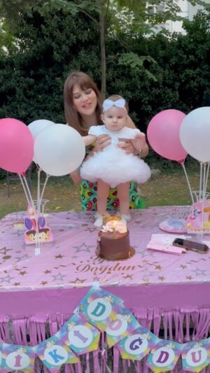 Seda Tosun Instagram - Bugün kızım 1. Yaşında 🩷🎂🧿 İyi ki doğdun güzel kızım, yaşadığım sürece her yeni yaşında yanında olacağım bitanem. Sağlıklı,huzurlu, mutlu mesut yılların olsun pamuk prensesim. Sahip olduğum tek değerlisin çok şükür bugünlere 🧿♥️🩷🥹🍼👶👼