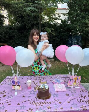 Seda Tosun Instagram - Canım kızım Lidya 1 yaşında! İyi ki doğdun pamuk prensesim. Seni çok seviyorum meleğim. Allah uzun ömürler versin, nazardan,kazadan,beladan saklasın seni amin 🧿🩷🎂👶🍼👼