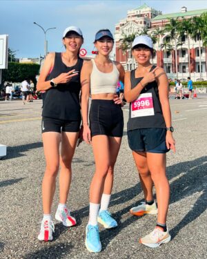 Serena Fang Instagram - 跑齡1年嘍🔥
夏天跑步的都是勇者！

像是開學第一天 
報了12k的賽事
只能說這個暑假微微偷懶 
該跑的作業時間都拿去練高爾夫嘍

果然氣溫ㄧ升高就心率炸裂
（好熱好恨啊啊啊？🥹🔥）
有種開學前熬夜趕功課的心情
不過好險有玟玟列車
讓我抄作業最後幾k才微跳車😂
10k後亂流ㄧ度熱到快不行
心想這橋怎麼ㄧ波又ㄧ波？ 
跑者們ㄧ路為我加油 
才回神專注步伐邁出
身旁大哥應該是聽出了我呼吸喘促 
到最後500公尺還鼓勵說快到了！
順利完成，真的是非常感謝🙏

歡樂暑假過的充實
累積日常規律的訓練才是最重要的喲
在短短的12k艷陽挑戰後
對跑步之神更尊敬了🩵🏃🏼‍♀️

接下來就是跑步的賽季了
大家都報了哪些呢～？

#run #跑步初心者
#newbalance #1080