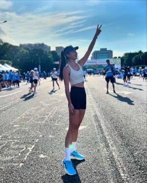 Serena Fang Instagram - 跑齡1年嘍🔥
夏天跑步的都是勇者！

像是開學第一天 
報了12k的賽事
只能說這個暑假微微偷懶 
該跑的作業時間都拿去練高爾夫嘍

果然氣溫ㄧ升高就心率炸裂
（好熱好恨啊啊啊？🥹🔥）
有種開學前熬夜趕功課的心情
不過好險有玟玟列車
讓我抄作業最後幾k才微跳車😂
10k後亂流ㄧ度熱到快不行
心想這橋怎麼ㄧ波又ㄧ波？ 
跑者們ㄧ路為我加油 
才回神專注步伐邁出
身旁大哥應該是聽出了我呼吸喘促 
到最後500公尺還鼓勵說快到了！
順利完成，真的是非常感謝🙏

歡樂暑假過的充實
累積日常規律的訓練才是最重要的喲
在短短的12k艷陽挑戰後
對跑步之神更尊敬了🩵🏃🏼‍♀️

接下來就是跑步的賽季了
大家都報了哪些呢～？

#run #跑步初心者
#newbalance #1080