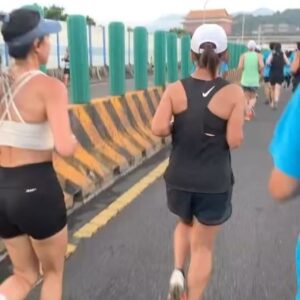 Serena Fang Instagram - 跑齡1年嘍🔥
夏天跑步的都是勇者！

像是開學第一天 
報了12k的賽事
只能說這個暑假微微偷懶 
該跑的作業時間都拿去練高爾夫嘍

果然氣溫ㄧ升高就心率炸裂
（好熱好恨啊啊啊？🥹🔥）
有種開學前熬夜趕功課的心情
不過好險有玟玟列車
讓我抄作業最後幾k才微跳車😂
10k後亂流ㄧ度熱到快不行
心想這橋怎麼ㄧ波又ㄧ波？ 
跑者們ㄧ路為我加油 
才回神專注步伐邁出
身旁大哥應該是聽出了我呼吸喘促 
到最後500公尺還鼓勵說快到了！
順利完成，真的是非常感謝🙏

歡樂暑假過的充實
累積日常規律的訓練才是最重要的喲
在短短的12k艷陽挑戰後
對跑步之神更尊敬了🩵🏃🏼‍♀️

接下來就是跑步的賽季了
大家都報了哪些呢～？

#run #跑步初心者
#newbalance #1080