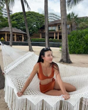 Serena Fang Instagram - 休息療癒的方式有很多種
1.喜歡放鬆時什麼也不做耍廢
2.吃健康原型食物，小小甜食獎勵
3高壓時，跑步爆汗釋放壓力
4.需要ㄧ點挑戰時，我喜歡舉重
5.讀本喜歡的書，用不同視角思考
6.跟朋友聚會，小酌聊天抒發
7.接近大自然,曬太陽
8.冥想

現代生活節奏快，無形的疲倦跟高壓
了解自己檢視內在也是現代人的功課之一
身體跟心靈都需要更新跟休息
每個人適合的方法不同
也可能跟著狀態轉變著
我喜歡把自己喜歡的療癒方式寫下來
覺得能量不足時就看看清單可以做什麼！
也是了解自己的一種

上面是我自己的放鬆指南
我覺得蠻有效的
最近喜歡5 6！
大家喜歡用哪種方式呢？
請歡迎跟我分享🙂⭐️

#relax #mindbodysoul