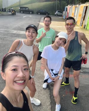 Serena Fang Instagram - 速度不是一切
溫度更重要
去年幾乎都是一個人跑
全馬的訓練，漫長又無止境的
從深夜滿天星星跑到魔幻日出

今年不一樣
多了很多跑步的夥伴
還有跑道上的熱情跑友們
來來回回的折返點
大家都溫暖的給彼此鼓勵
為完成課表的你我鼓掌！
”你好棒!“
”跑的很好~“
”恭喜你完成啦“
我們都有狀態好跟不好的時候
有的時候ㄧ句溫暖鼓勵就可以持續下去
（尤其是天氣真的很熱很悶時😂）

努力過後
ㄧ起吃個台式早餐
喝杯咖啡分享生活
很開心，喜歡跑步，也交到許多朋友
真的是當初跑步沒有想到的意外收穫🥰

跑步帶給你們什麼呢？

（謝謝當天拍攝的攝影大哥阿舅）