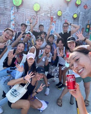 Serena Fang Instagram - 速度不是一切
溫度更重要
去年幾乎都是一個人跑
全馬的訓練，漫長又無止境的
從深夜滿天星星跑到魔幻日出

今年不一樣
多了很多跑步的夥伴
還有跑道上的熱情跑友們
來來回回的折返點
大家都溫暖的給彼此鼓勵
為完成課表的你我鼓掌！
”你好棒!“
”跑的很好~“
”恭喜你完成啦“
我們都有狀態好跟不好的時候
有的時候ㄧ句溫暖鼓勵就可以持續下去
（尤其是天氣真的很熱很悶時😂）

努力過後
ㄧ起吃個台式早餐
喝杯咖啡分享生活
很開心，喜歡跑步，也交到許多朋友
真的是當初跑步沒有想到的意外收穫🥰

跑步帶給你們什麼呢？

（謝謝當天拍攝的攝影大哥阿舅）
