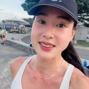 Serena Fang Instagram - 速度不是一切
溫度更重要
去年幾乎都是一個人跑
全馬的訓練，漫長又無止境的
從深夜滿天星星跑到魔幻日出

今年不一樣
多了很多跑步的夥伴
還有跑道上的熱情跑友們
來來回回的折返點
大家都溫暖的給彼此鼓勵
為完成課表的你我鼓掌！
”你好棒!“
”跑的很好~“
”恭喜你完成啦“
我們都有狀態好跟不好的時候
有的時候ㄧ句溫暖鼓勵就可以持續下去
（尤其是天氣真的很熱很悶時😂）

努力過後
ㄧ起吃個台式早餐
喝杯咖啡分享生活
很開心，喜歡跑步，也交到許多朋友
真的是當初跑步沒有想到的意外收穫🥰

跑步帶給你們什麼呢？

（謝謝當天拍攝的攝影大哥阿舅）