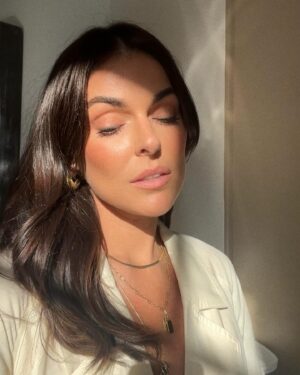 Serinda Swan Instagram - A wonderful day yesterday at @veecon with @_thewellnessoasis and @chase talking all things mental health. 
It was amazing to be on a panel with @createthelove @my.humandesign @elliottspeaks and moderated by the incredible @devibrown where we could discuss the importance of emotional intelligence and the work we’re doing at Blueprint to foster a generation with the life skills needed to navigate this ever changing world. As a kid who grew up with some learning challenges it was a pretty insane full circle moment. To be sitting on that stage and speaking about the power or Ed tech in personalizing our education system and supporting our teachers and councilors in bringing mental health and emotional intelligence into the classroom, little me felt super proud of adult me 🥰
Link in bio