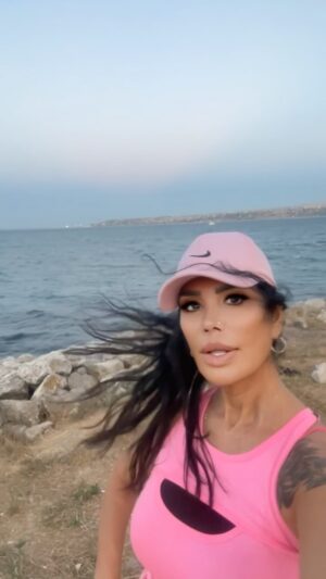 Serpil Çakmaklı Instagram - Yüzü güzelleştiren tebessüm.Kalbi güzelleştiren duadır.Yüreğinde güzellik yoksa insanın ne yüzü güzel olur ne sözü  ne de özü.İyi akşamlar yüreği kocaman canlarıma bu  günde rüzgara rağmen sporumuzu  tamamladık#serpilçakmaklı #iyiakşamlar #i̇stanbul #i̇zmir