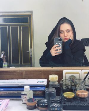 Shadi Mokhtari Instagram - •
پُشتِ صحنه فیلمِ سینماییِ  #قلب_رقه ❤️‍🔥
شروعِ اکران از ۲۴ مُرداد‌ماه ✌🏻🥳
•
طراحِ گریم: @ronasi_ehsan عزیز و حرفه‌ای 🥇