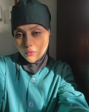 Shadi Mokhtari Instagram - •
پُشتِ صحنه فیلمِ سینماییِ  #قلب_رقه ❤️‍🔥
شروعِ اکران از ۲۴ مُرداد‌ماه ✌🏻🥳
•
طراحِ گریم: @ronasi_ehsan عزیز و حرفه‌ای 🥇