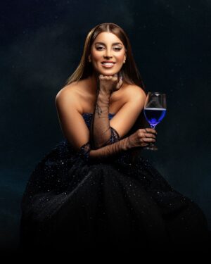 Shahad Salmman Instagram - 🫗💙🪄🌌

Dress @rahel.fashion 
Makeup @sarah_for_make_up 
Agency @pomelo.agency 
Photographer @kurdaaa__