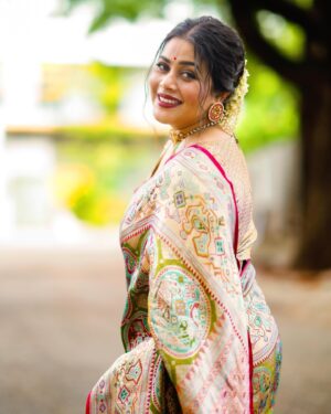 Shamna Kasim Instagram - Smile ❤️

Pics: @punithphotography3  @v_capturesphotography 
Jewelry: @
Hairstylist: @venkymakeupstudio 
Personal staff: @anegondiswarnalatha1622 @call_me___mahi_23