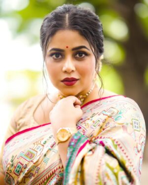 Shamna Kasim Instagram - Smile ❤️

Pics: @punithphotography3  @v_capturesphotography 
Jewelry: @
Hairstylist: @venkymakeupstudio 
Personal staff: @anegondiswarnalatha1622 @call_me___mahi_23