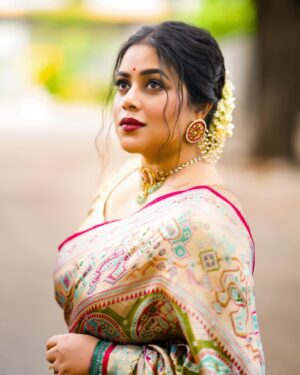 Shamna Kasim Instagram - Smile ❤️

Pics: @punithphotography3  @v_capturesphotography 
Jewelry: @
Hairstylist: @venkymakeupstudio 
Personal staff: @anegondiswarnalatha1622 @call_me___mahi_23