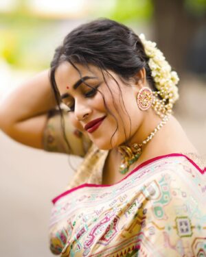 Shamna Kasim Instagram - Smile ❤️

Pics: @punithphotography3  @v_capturesphotography 
Jewelry: @
Hairstylist: @venkymakeupstudio 
Personal staff: @anegondiswarnalatha1622 @call_me___mahi_23